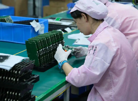 Blog perusahaan terbaru tentang The Evolution of PCB Manufacturing and Assembly — From Handcrafted Circuits to Smart Automation